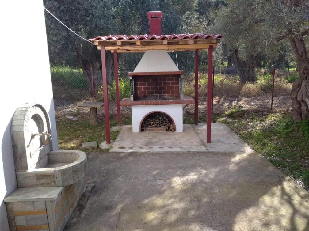 The Small House In The Olive Grove เลโฟกาสโตร ภายนอก รูปภาพ