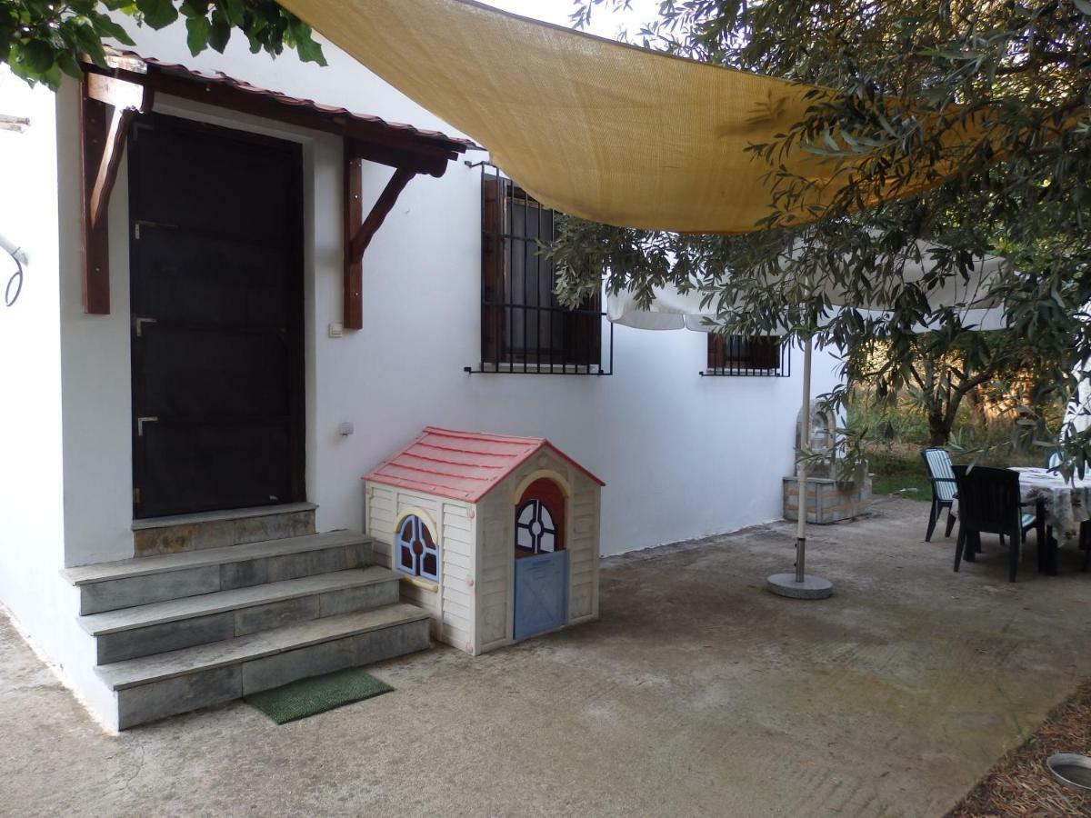 The Small House In The Olive Grove เลโฟกาสโตร ภายนอก รูปภาพ