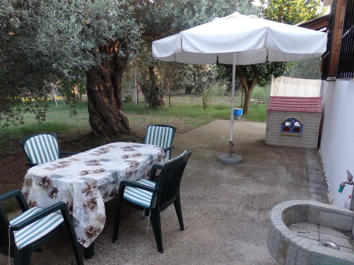 The Small House In The Olive Grove เลโฟกาสโตร ภายนอก รูปภาพ